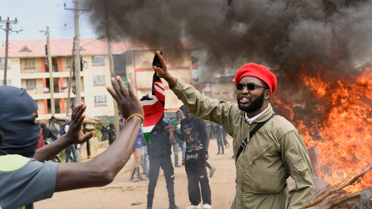 FILE PHOTO: Demonstrators participate during a protest against a U.S.-backed Ebola quarantine plan on the establishment of a 50-bed facility at a Kenyan air force base that was intended to host Americans exposed to Ebola, in Nanyuki town, in Laikipia County, Kenya June 1, 2026. REUTERS/John Muchucha/File Photo