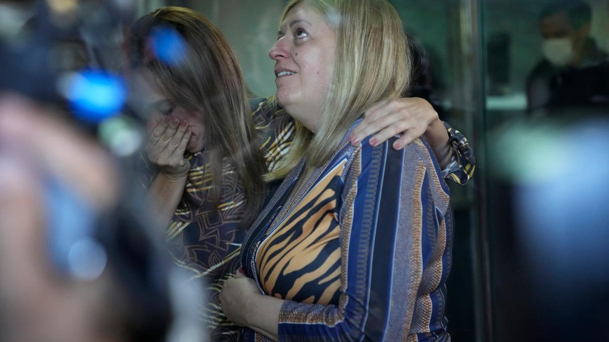 La fiscal general de Paraguay, Sandra Quiñonez, reza ante una estatua de la Virgen María en la entrada de su oficina después de enterarse del asesinato durante su luna de miel en Colombia del fiscal paraguayo Marcelo Pecci, en Asunción, Paraguay, el martes 10 de mayo de 2022. (AP Foto/Jorge Saenz)