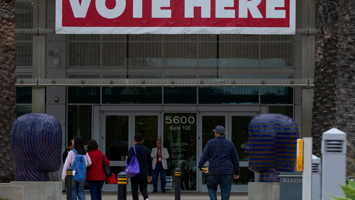FILE PHOTO: People arrive to drop off their election ballots or vote during the California primary election in San Diego, California, U.S., June 2, 2026.  REUTERS/Mike Blake/File Photo