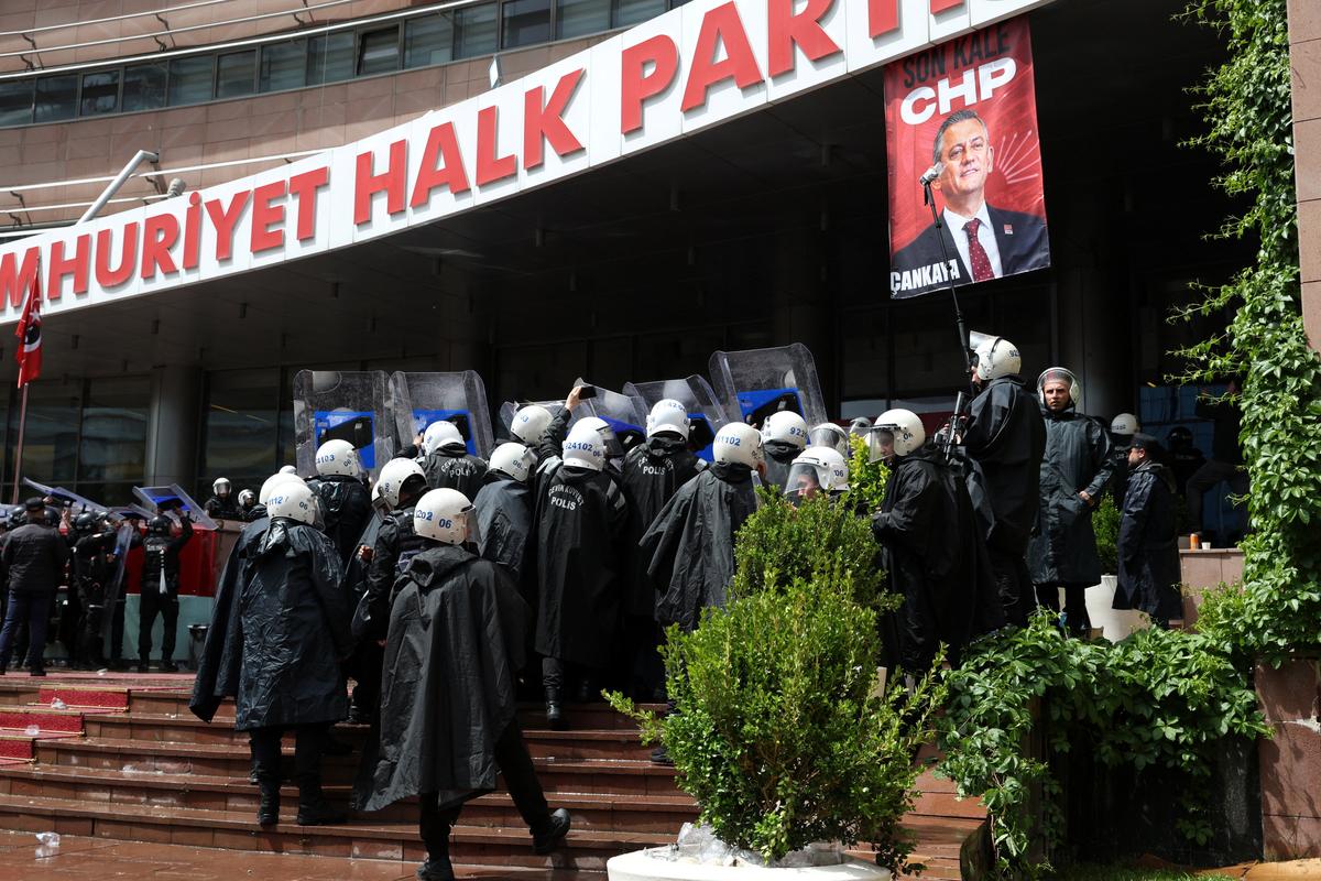 Turkish riot police enter the headquarters of the main opposition Republican People’s Party (CHP) to evict its ousted leadership, after authorities ordered enforcement of a court ruling removing the party’s leadership from the building, in Ankara, Turkey, May 24, 2026. REUTERS/Efekan Akyuz