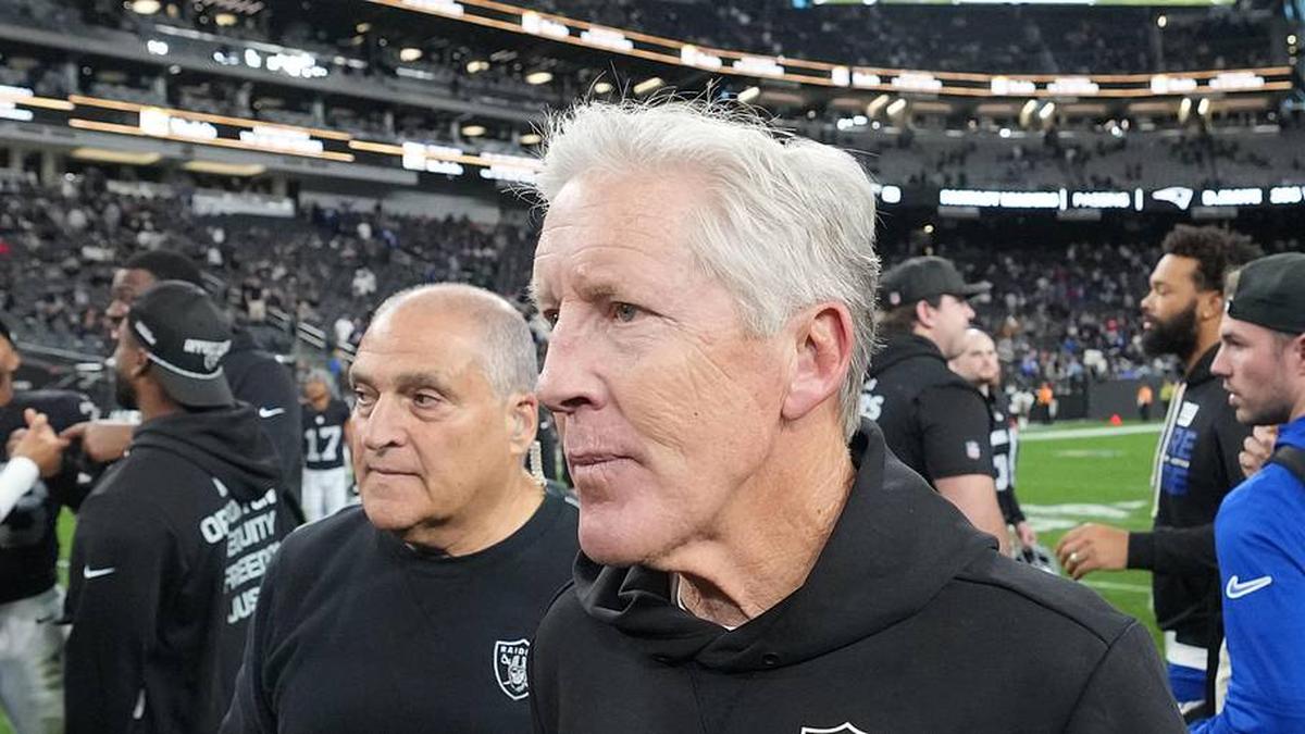  Dec 28, 2025; Paradise, Nevada, USA; Las Vegas Raiders head coach Pete Carroll leaves the field after the game against the New York Giants at Allegiant Stadium. Mandatory Credit: Kirby Lee-Imagn Images | Kirby Lee-Imagn Images 