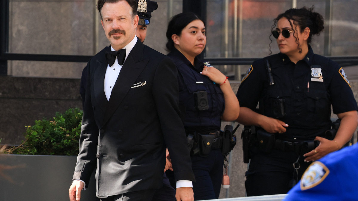 Jason Sudeikis walks past police officers as he arrives at Madison Square Garden, the venue for the reported wedding celebrations of singer Taylor Swift and National Football League (NFL) player Travis Kelce, in New York, U.S., July 3, 2026.  REUTERS/Brendan McDermid