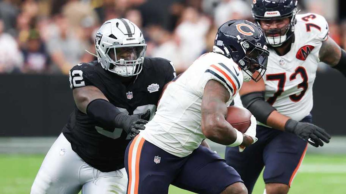  Sep 28, 2025; Paradise, Nevada, USA; Chicago Bears running back d'Andre Swift (4) is pressed by Las Vegas Raiders defensive tackle JJ Pegues (92) during the second quarter at Allegiant Stadium. Mandatory Credit: Kiyoshi Mio-Imagn Images | Kiyoshi Mio-Imagn Images 