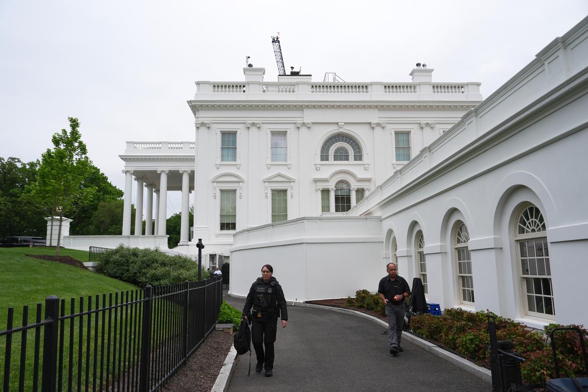  A Secret Service agent walks near the White House, Tuesday, April 28, 2026, in Washington. (AP Photo/Julia Demaree Nikhinson) 