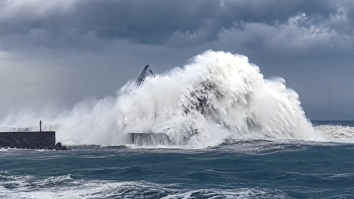 Super Typhoon Champi's Monster Seas Hurl 164-Foot Crane Into Taiwan Harbor (Video) 