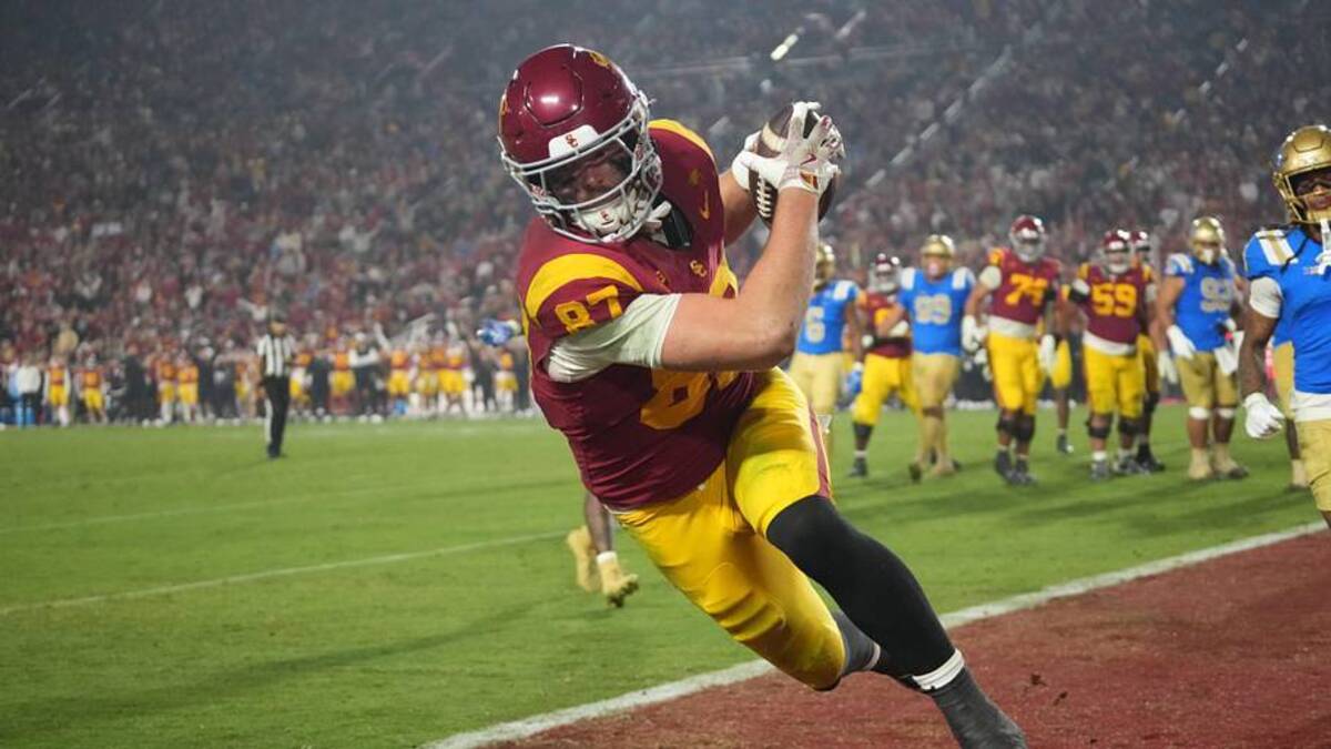  Nov 29, 2025; Los Angeles, California, USA; Southern California Trojans tight end Lake McRee (87) catches a 2-yard touchdown pass against the UCLA Bruins in the second half at United Airlines Field at Los Angeles Memorial Coliseum. Mandatory Credit: Kirby Lee-Imagn Images | Kirby Lee-Imagn Images 