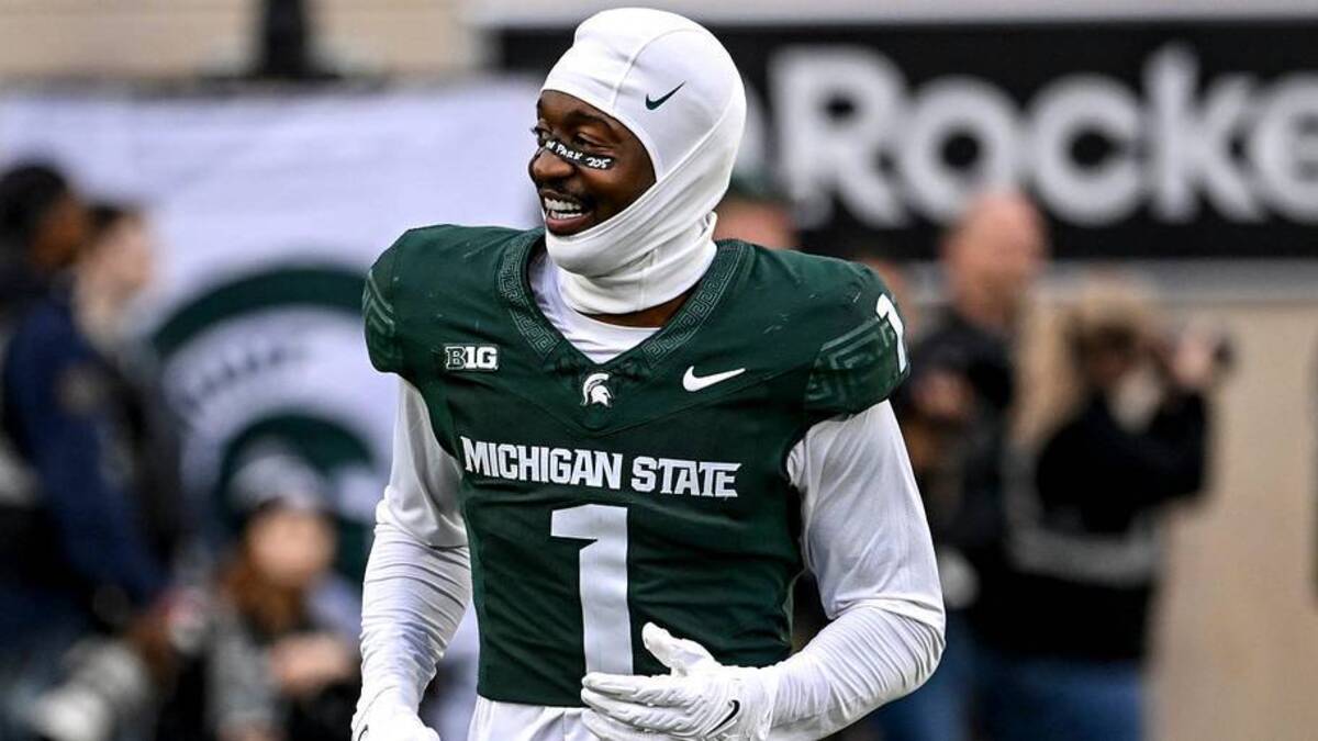  Michigan State senior Omari Kelly is recognized during a ceremony before the game against Penn State on Saturday, Nov. 15, 2025, at Spartan Stadium in East Lansing. | Nick King/Lansing State Journal / USA TODAY NETWORK via Imagn Images 