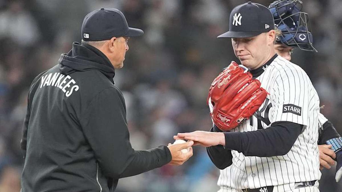  New York Yankees manager Aaron Boone (17) makes a pitching change, taking out pitcher Ryan Weathers (40) against the Miami Marlins during the fourth inning at Yankee Stadium. | Gregory Fisher-Imagn Images 