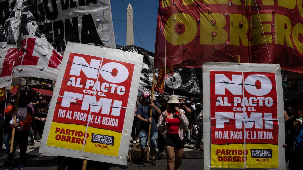 Cientos de personas protestan contra la decisión del gobierno de llegar a un acuerdo con el Fondo Monetario Internacional, en Buenos Aires, Argentina, el jueves 27 de enero de 2022. Argentina ha pasado tres años tratando de renegociar los términos de pago de un crédito de $44,500 millones que el FMI otorgó en 2018 y lo considera vital para estabilizar una economía cuya larga crisis se ha visto golpeada también por la pandemia. (Foto AP/Rodrigo Abd)