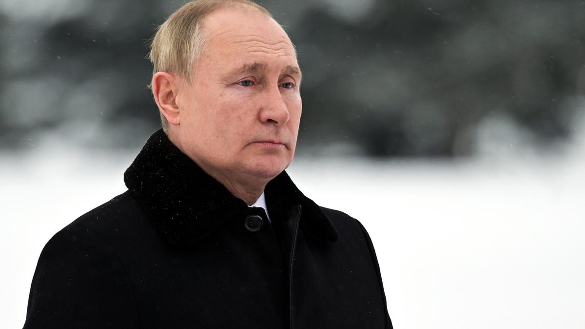ARCHIVO - En esta imagen del 27 de enero de 2022, el presidente de Rusia, Vladimir Putin, asiste a una ceremonia de ofrenda floral en el Cementerio de Piskaryovskoye, donde están enterradas la mayoría de las víctimas del Asedio de Leningrado durante la II Guerra Mundial, en San Petersburgo, Rusia. (Alexei Nikolsky, Sputnik, Kremlin Pool Foto via AP, Archivo)