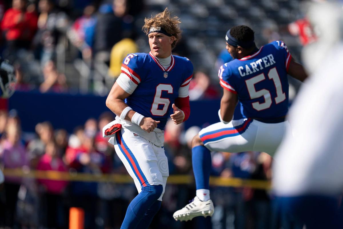  New York Giants quarterback Jaxson Dart (6) warms up before a week 9 game between New York Giants and San Francisco 49ers at MetLife Stadium on Sunday, Nov. 2, 2025. 