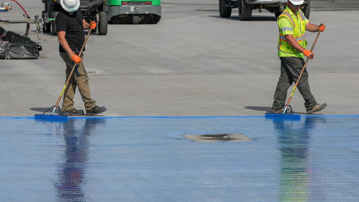 FILE PHOTO: Workers continue renovations on the Lincoln Memorial Reflecting Pool, which is painted blue, in Washington, D.C., U.S., May 2, 2026. REUTERS/Ken Cedeno/ File Photo
