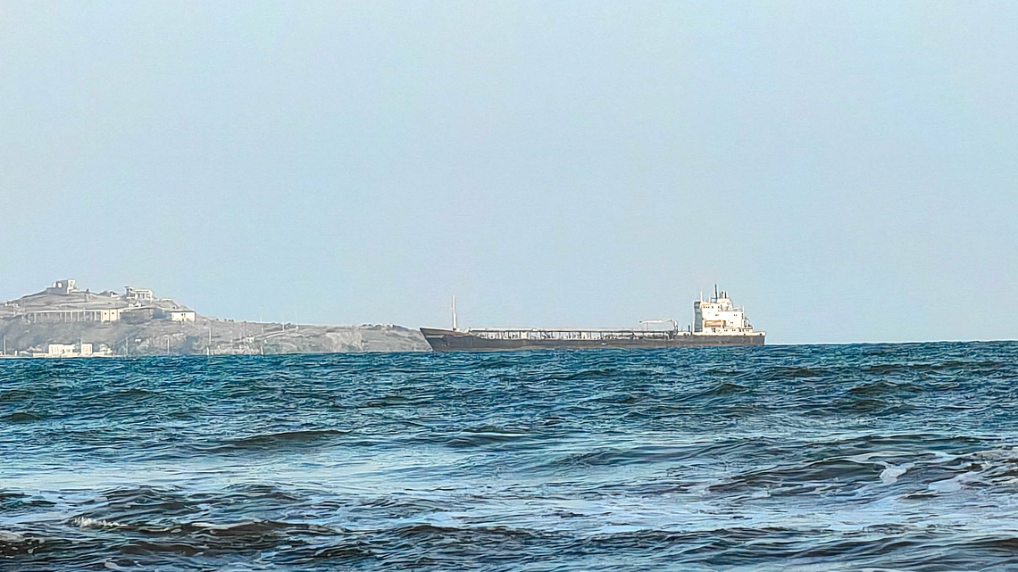 Iran war spreads to Red Sea and Caspian, Gulf quiet as US forgoes strikes 