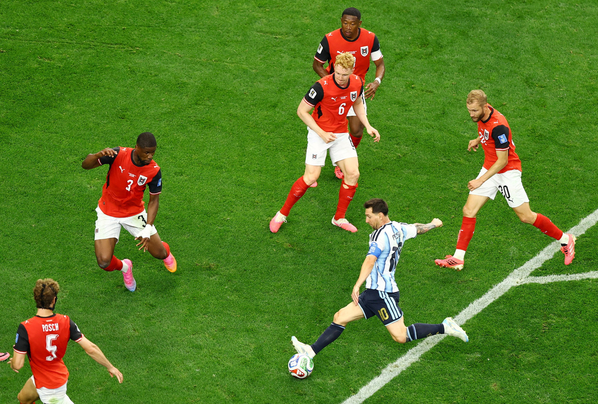 Soccer Football - FIFA World Cup 2026 - Group J - Argentina v Austria - Dallas Stadium, Arlington, Texas, U.S. - June 22, 2026 Argentina's Lionel Messi in action with Austria's Kevin Danso, Nicolas Seiwald, David Alaba, Konrad Laimer and Stefan Posch as he shoots at goal REUTERS/Issei Kato