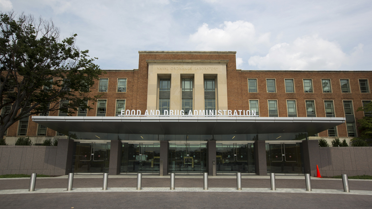 A view shows the U.S. Food and Drug Administration (FDA) headquarters in Silver Spring, Maryland August 14, 2012. Picture taken August 14, 2012. To match Special Report CHINA-PHARMACEUTICALS/     REUTERS/Jason Reed   (UNITED STATES - Tags: HEALTH SCIENCE TECHNOLOGY)