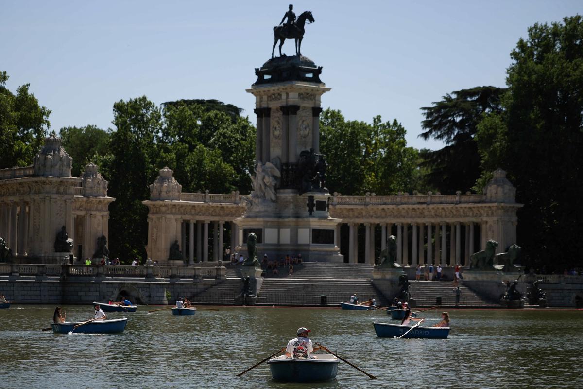 People enjoy the weather as they go boating in El Retiro Park during a spring heatwave in Madrid, Spain, 28 May 2026. REUTERS/Kacper Pempel.