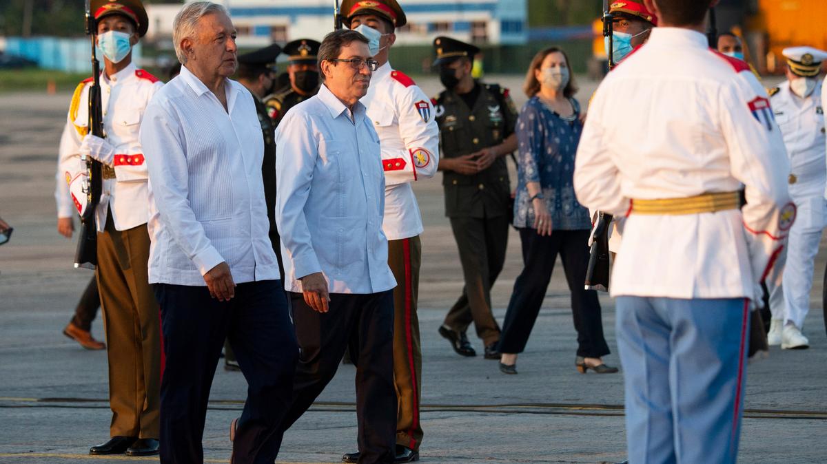 El presidente mexicano Andrés Manuel López Obrador, izquierda, camina en compañía del canciller cubano Bruno Rodríguez a su llegada al Aeropuerto Internacional José Martí en La Habana, Cuba, el sábado 7 de mayo de 2022.