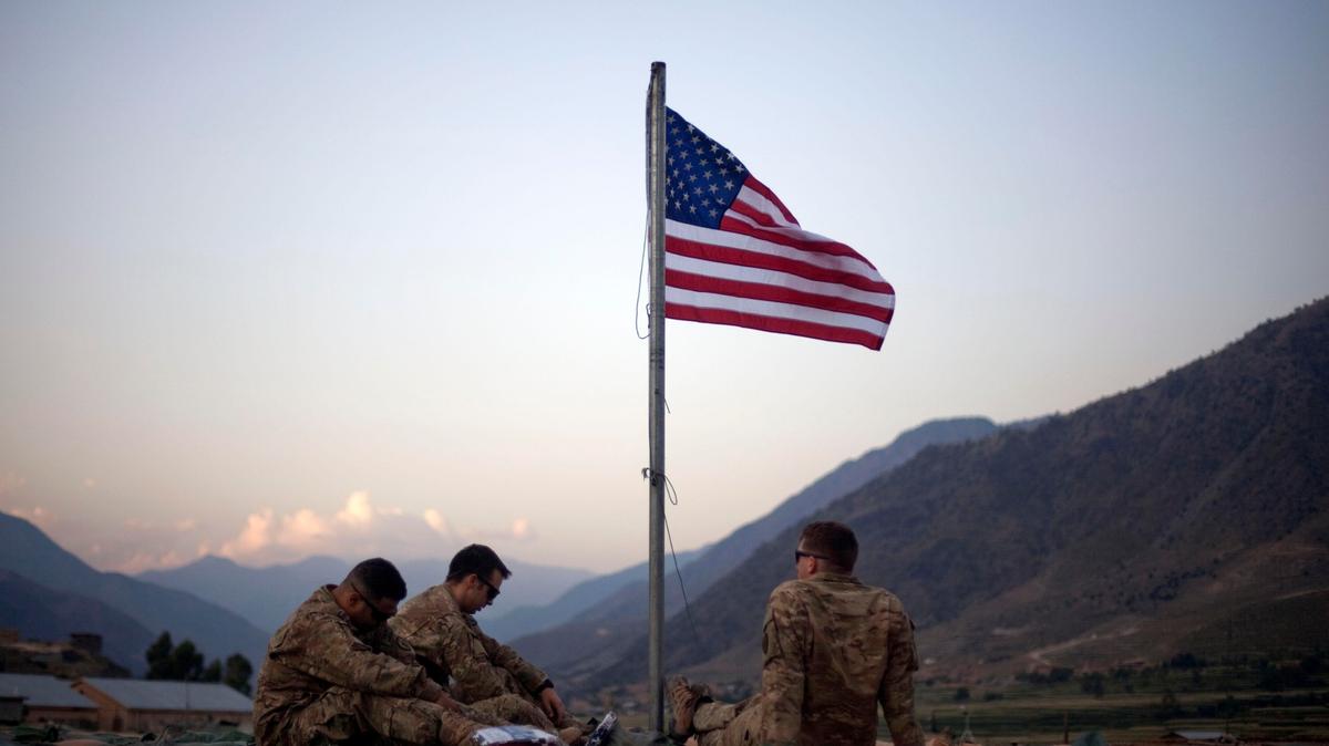 Soldados de Estados Unidos izan una bandera para recordar el décimo aniversario de los ataques terroristas del 11 de septiembre, en una base militar en la provincia de Kunar, Afganistán, el 11 de septiembre de 2011.