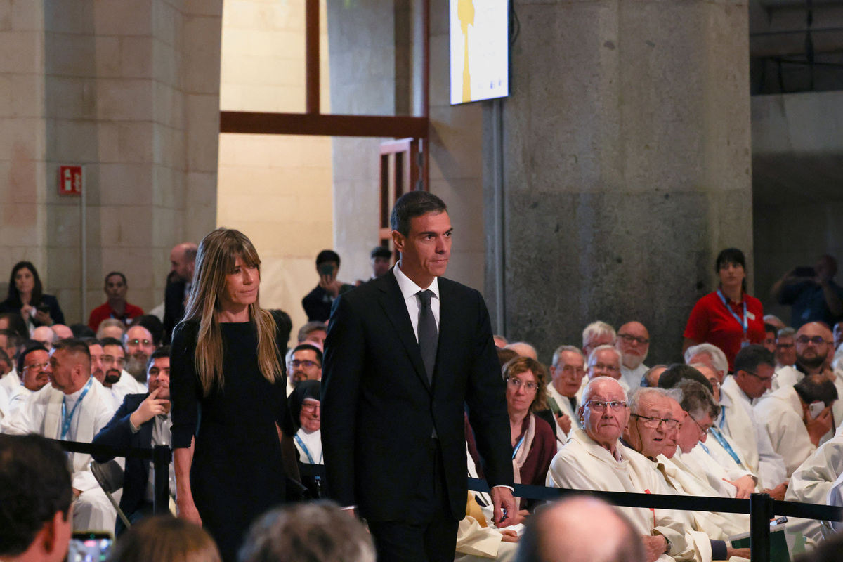 Spanish Prime Minister Pedro Sanchez and Begona Gomez arrive ahead of the Holy Mass at the Basilica of the Sagrada Familia, during Pope Leo XIV's apostolic journey, in Barcelona, Spain, June 10, 2026. REUTERS/Bruna Casas