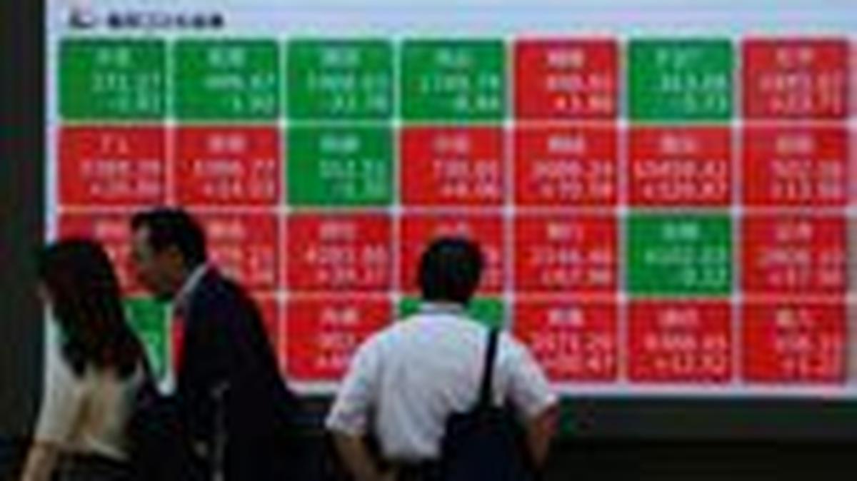 A man looks at an electronic board displaying sector performances related to Nikkei index outside a brokerage in Tokyo, Japan, May 13, 2025.   REUTERS/Kim Kyung-Hoon