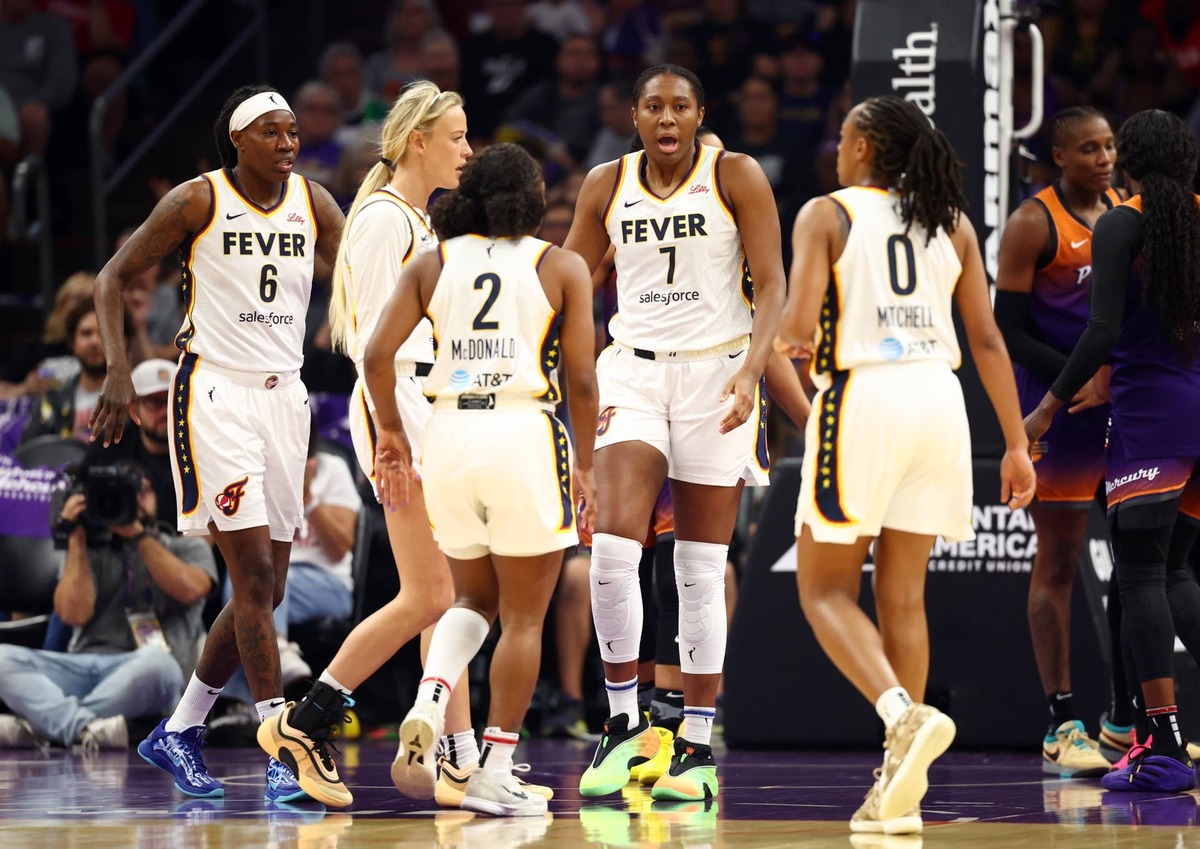  Indiana Fever forward Natasha Howard (6), guard Sophie Cunningham (8), forward Aliyah Boston (7), guard Aari McDonald (2) and guard Kelsey Mitchell (0). Mark J. Rebilas-Imagn Images
