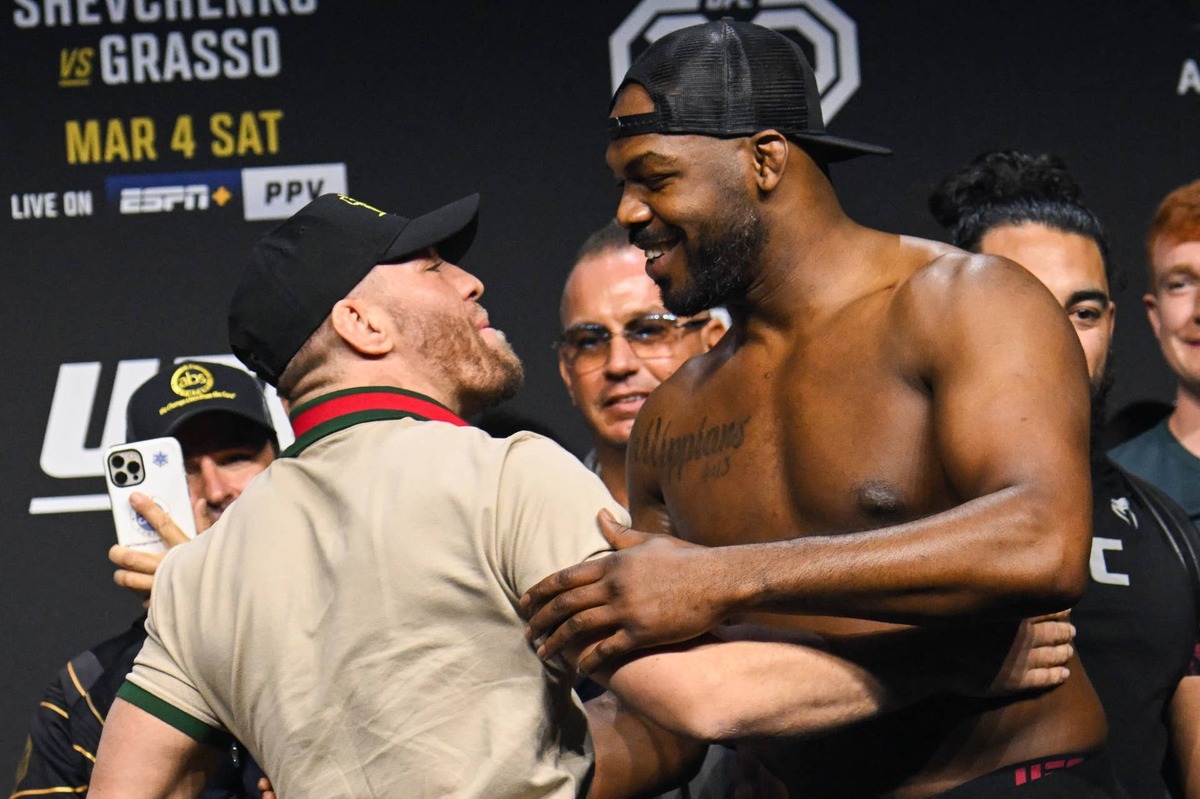  Jon Jones (R), Conor McGregor (L) Patrick T. Fallon / AFP via Getty Images