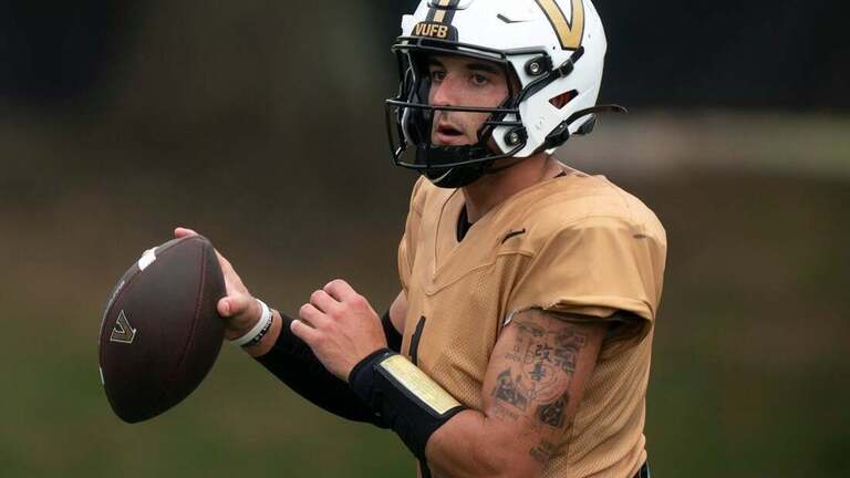 Reports: Vanderbilt names Blaze Berlowitz starting QB 