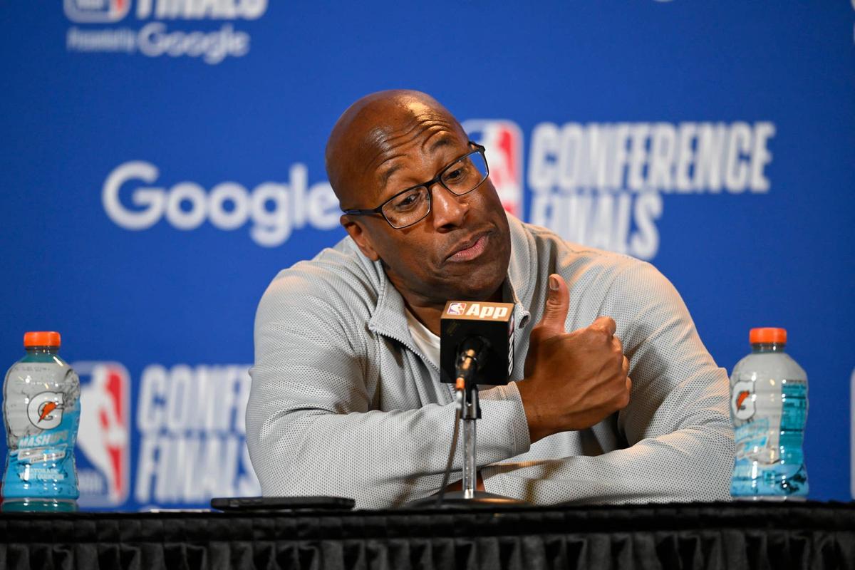  New York Knicks head coach Mike Brown speaks to media David Richard-Imagn Images