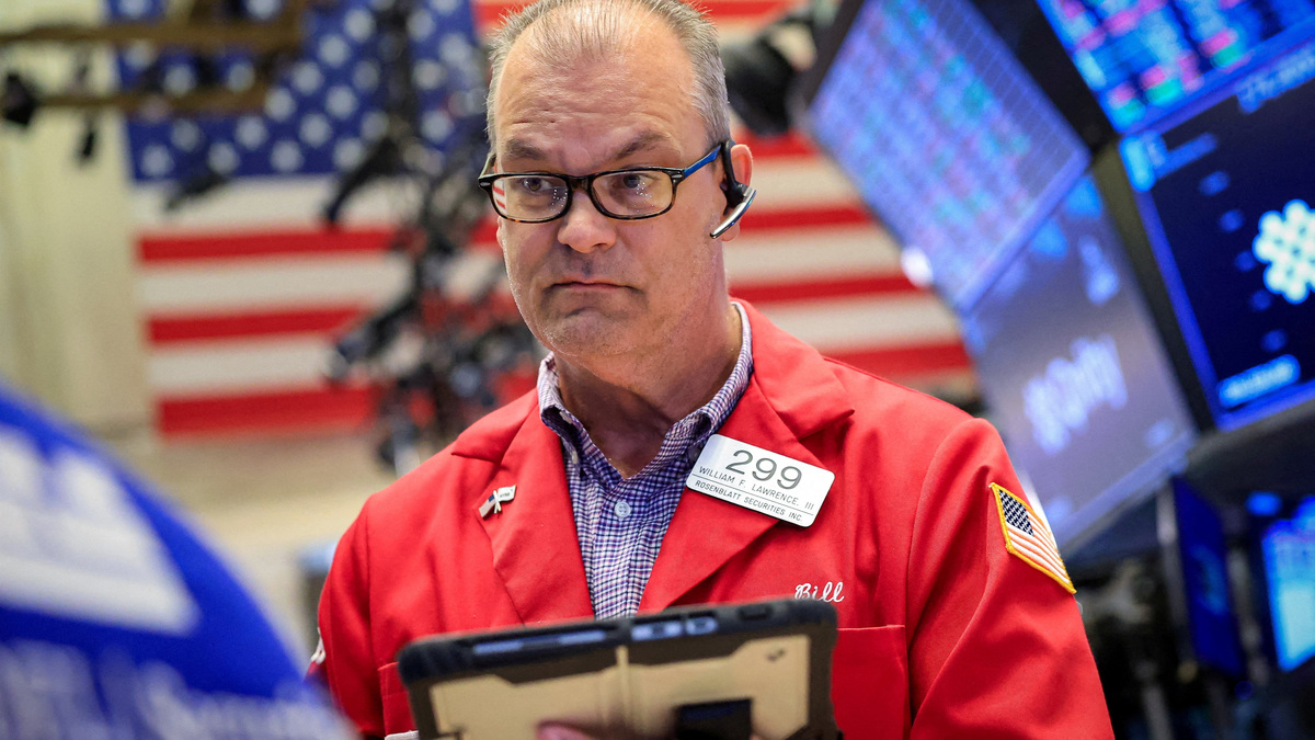 Traders work on the floor at the New York Stock Exchange (NYSE) in New York City, U.S., June 22, 2026.  REUTERS/Brendan McDermid