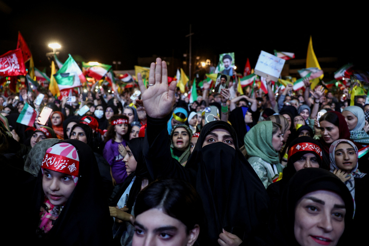 People chant during an anti-U.S. and Israeli rally after Iran's missile attack on Israel, in Tehran, Iran, June 7, 2026. Majid Asgaripour/WANA (West Asia News Agency) via REUTERS