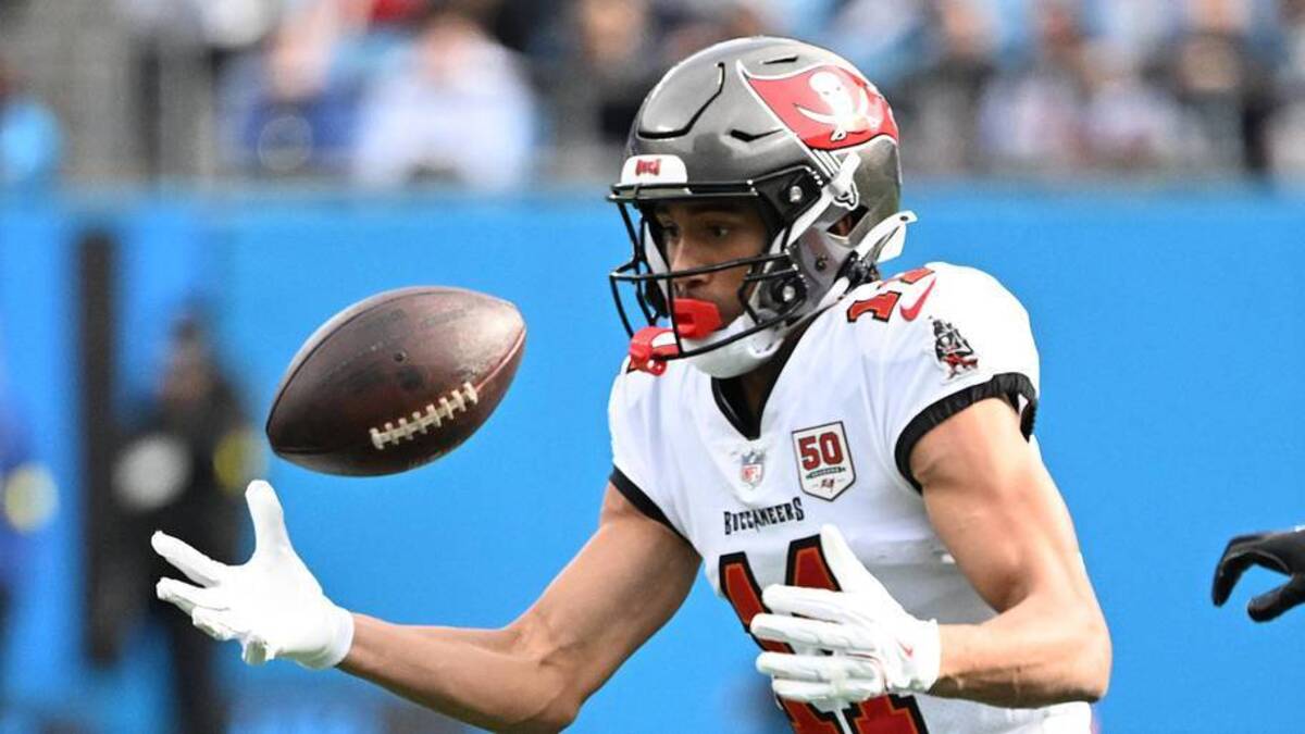  Tampa Bay Buccaneers wide receiver Jalen McMillan (11) catches the ball in the first quarter at Bank of America Stadium. | Bob Donnan-Imagn Images 