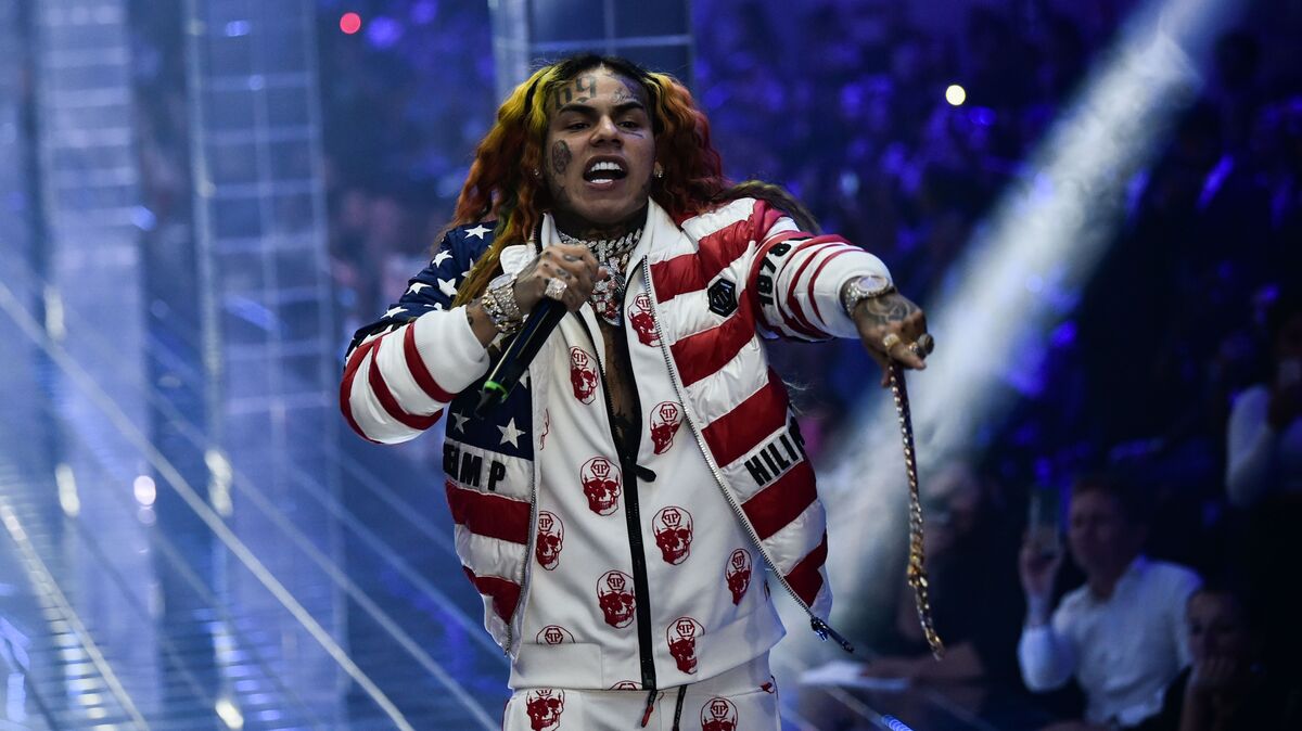 US rap singer 6ix9ine, or Tekashi 69, performs during the Philipp Plein fashion showw as part of the Women's Spring/Summer 2019 fashion week in Milan, on September 21, 2018. (Photo by Marco BERTORELLO / AFP)        (Photo credit should read MARCO BERTORELLO/AFP via Getty Images)