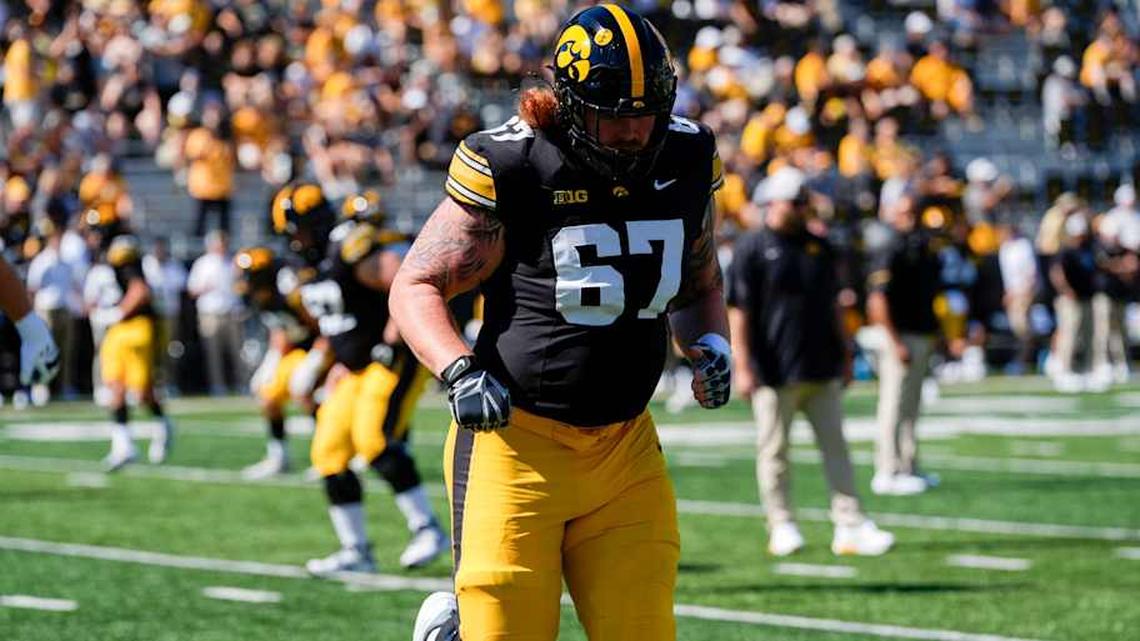  Iowa Hawkeyes offensive lineman Gennings Dunker (67) warms up before a football game against the Indiana Hoosiers Sept. 27, 2025 at Kinnick Stadium in Iowa City, Iowa. | Julia Hansen/Iowa City Press-Citizen / USA TODAY NETWORK via Imagn Images 
