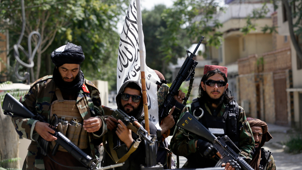 Milicianos del Talibán con su bandera desplegada patrullan Kabul, Afganistán, 19 de agosto de 2021. (AP Foto/Rahmat Gul)