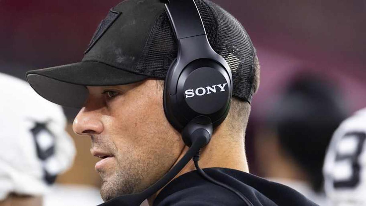  Aug 23, 2025; Glendale, Arizona, USA; Las Vegas Raiders defensive line coach Rob Leonard against the Arizona Cardinals during a preseason NFL game at State Farm Stadium. Mandatory Credit: Mark J. Rebilas-Imagn Images | Mark J. Rebilas-Imagn Images 