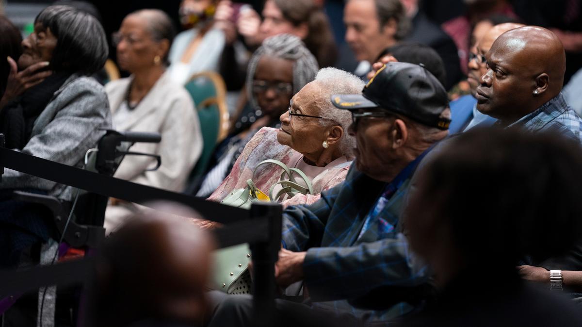 La sobreviviente de mayor edad de la masacre de Tulsa, Viola Fletcher, escucha el discurso del presidente Joe Biden por los 100 años de la tragedia, el martes 1 de junio de 2021 en el Centro Cultural Greenwood en Tulsa, Oklahoma.