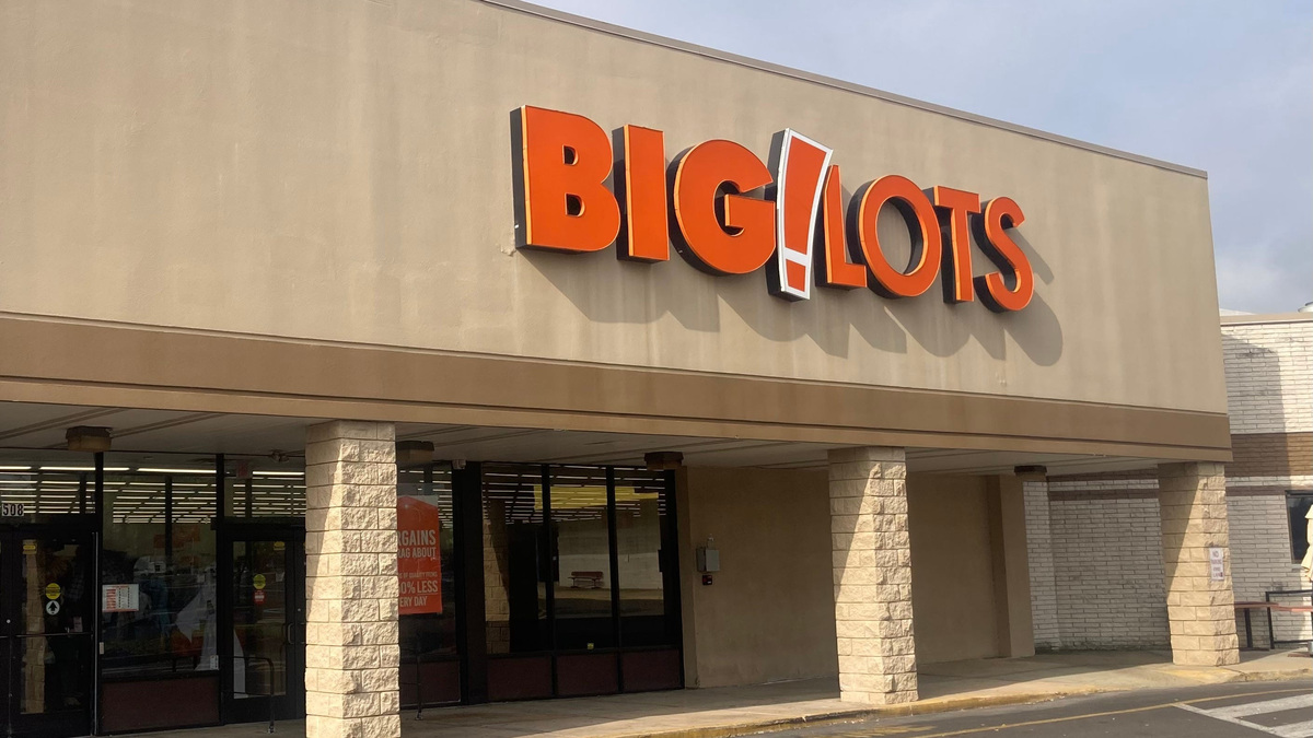 How many Big Lots remain in Georgia 2 years after filing for bankruptcy?
