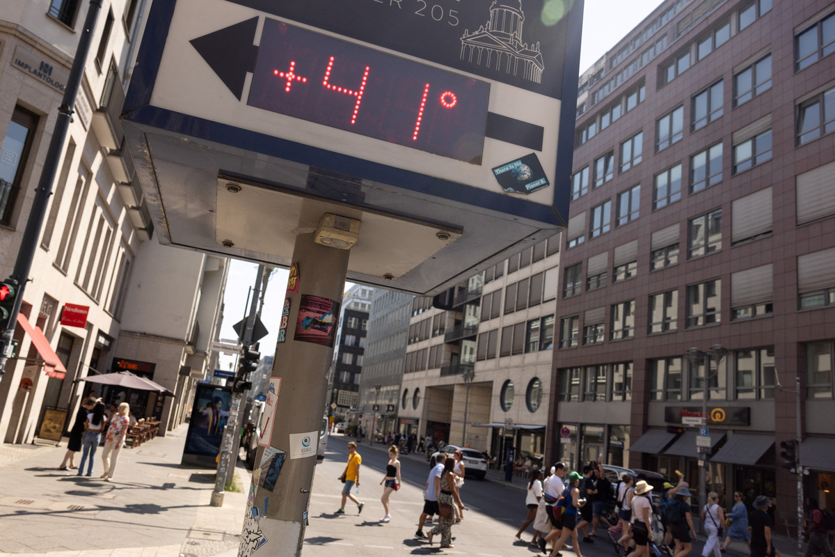 A display in Berlin's Mitte district shows a temperature of 41 degrees Celsius (106 degrees Fahrenheit) during the ongoing heatwave in Berlin, Germany, June 27, 2026. REUTERS/Axel Schmidt