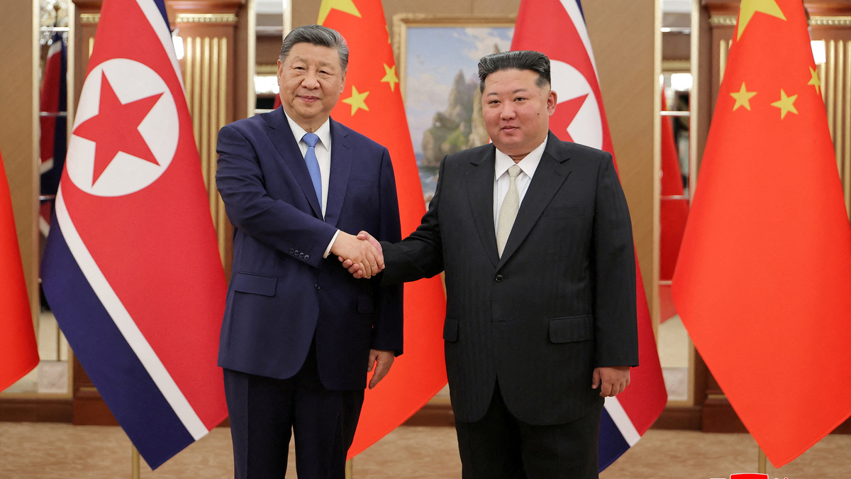 Chinese President Xi Jinping shakes hands with North Korean leader Kim Jong Un during Xi's state visit to Pyongyang, North Korea, June 8, 2026, in this picture released by North Korea's official Korean Central News Agency.   KCNA via REUTERS