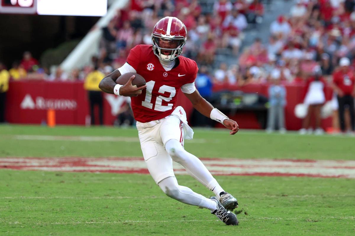  Alabama quarterback Keelon Russell carries the ball against Eastern Illinois at Bryant-Denny Stadium on Nov. 22, 2025, in Tuscaloosa, Alabama. David Leong-Imagn Images