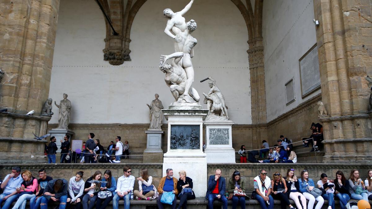 FILE PHOTO: Tourists are seen at Signoria Square in Florence, Italy April 1, 2017. REUTERS/Tony Gentile/File Photo