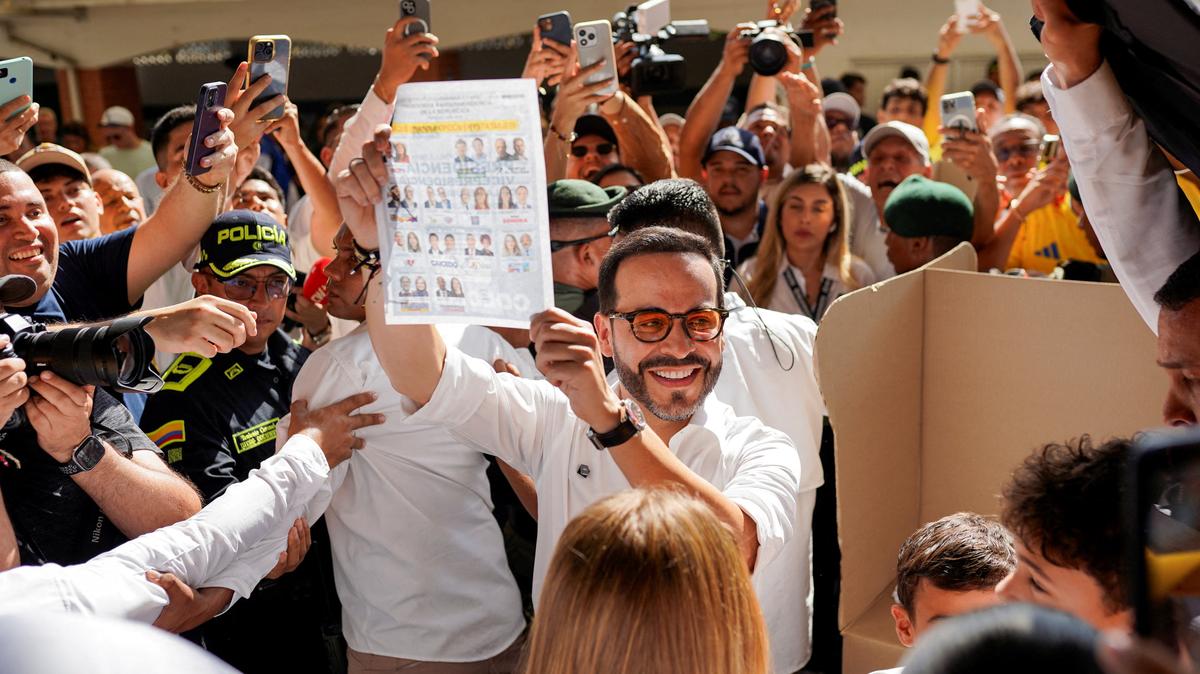 Colombian presidential candidate Abelardo De La Espriella of the political movement Defenders of the Homeland shows his ballot at a polling station during the first round of the presidential election, in Barranquilla, Colombia May 31, 2026. REUTERS/Sergio Acero