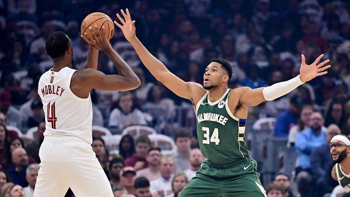  Could the Cavs go after Giannis at the cost of Evan Mobley if LeBron doesn't work out? | Ken Blaze-Imagn Images 
