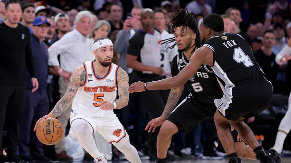 Knicks guard Jose Alvarado controls the ball against Spurs guards Stephon Castle and De'Aaron Fox in the fourth quarter. | Brad Penner-Imagn Images 