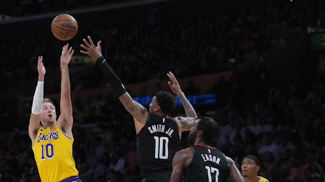  Luke Kennard shoots the ball against Jabari Smith Jr. | Kirby Lee-Imagn Images 