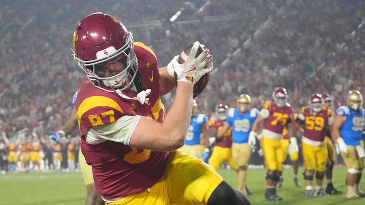  Nov 29, 2025; Los Angeles, California, USA; Southern California Trojans tight end Lake McRee (87) catches a 2-yard touchdown pass against the UCLA Bruins in the second half at United Airlines Field at Los Angeles Memorial Coliseum. Mandatory Credit: Kirby Lee-Imagn Images | Kirby Lee-Imagn Images 