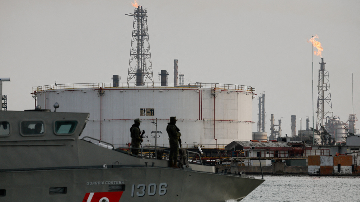 FILE PHOTO: A Mexican Navy boat patrols the perimeter of the Francisco I. Madero refinery of state oil company Pemex in Ciudad Madero, Mexico, May 28, 2025. REUTERS/Daniel Becerril/File Photo