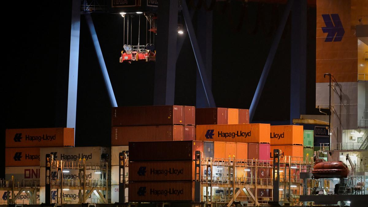 FILE PHOTO: Containers are seen at the loading terminal "Altenwerder" in the port of Hamburg, Germany, February 17, 2025. REUTERS/Fabian Bimmer/File Photo