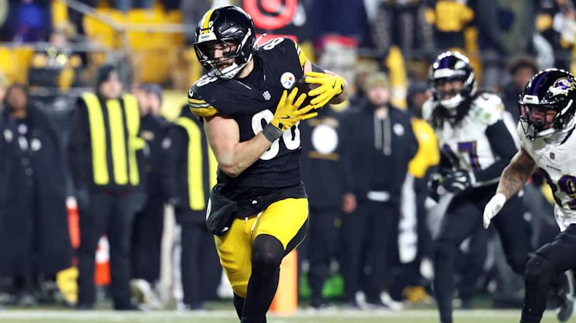  Jan 4, 2026; Pittsburgh, Pennsylvania, USA; Pittsburgh Steelers tight end Pat Freiermuth (88) makes a catch against the Baltimore Ravens during the second half at Acrisure Stadium. Mandatory Credit: Charles LeClaire-Imagn Images | Charles LeClaire-Imagn Images 