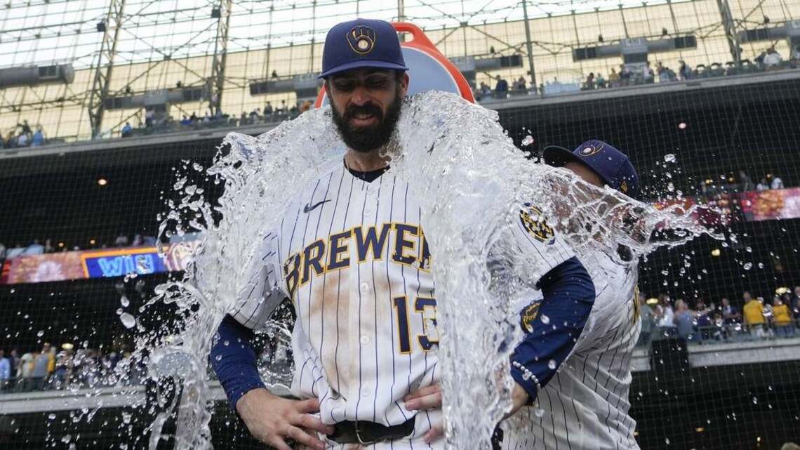 Brewers hold off late charge to hand Marlins 5th straight loss 